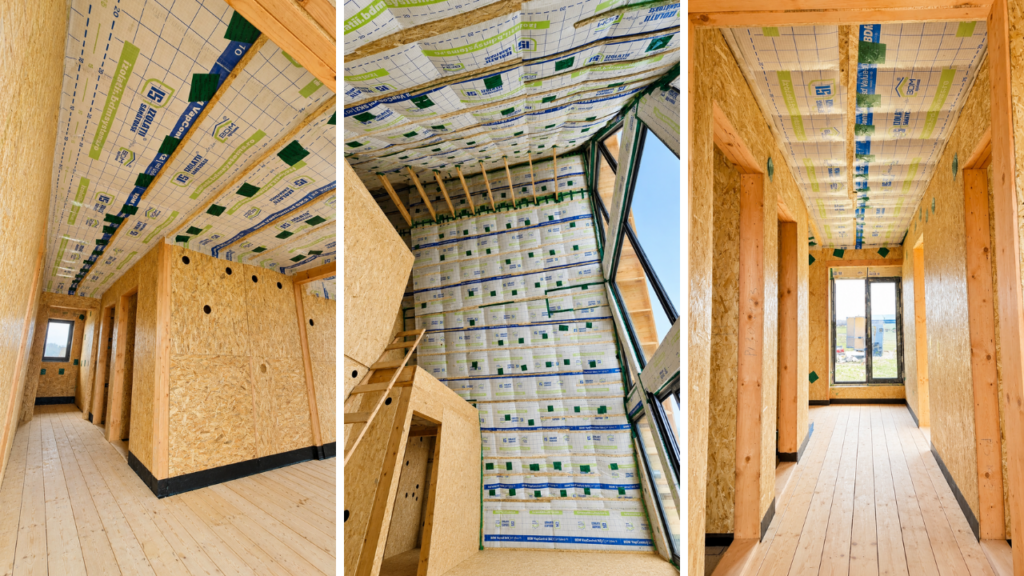 Detaliu izolație de 44 cm cu fibre de lemn în zona livingului casei A-frame, aplicată între structura de lemn și membrana barieră de vapori